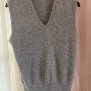 Classic Men's Gray  sleeveless Sweater pullover .  Vintage M